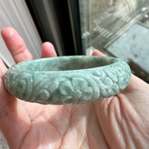 Jadeite Jade Engraved Flower Bangle Diameter 59 mm - Picture 4 of 14